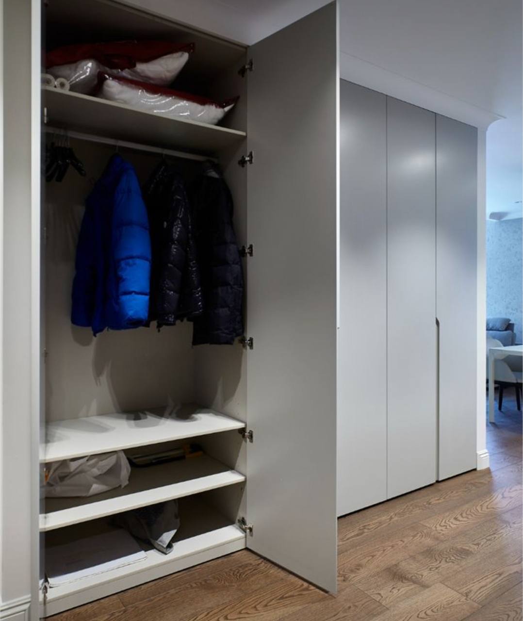 Шкаф-купе Серый встроенный коридор